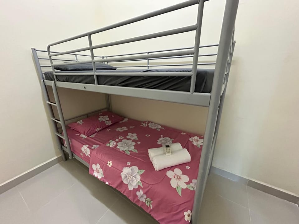 Bedroom, bunk bed, towels