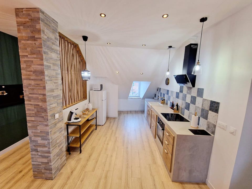 Kitchen or kitchenette, Dining area