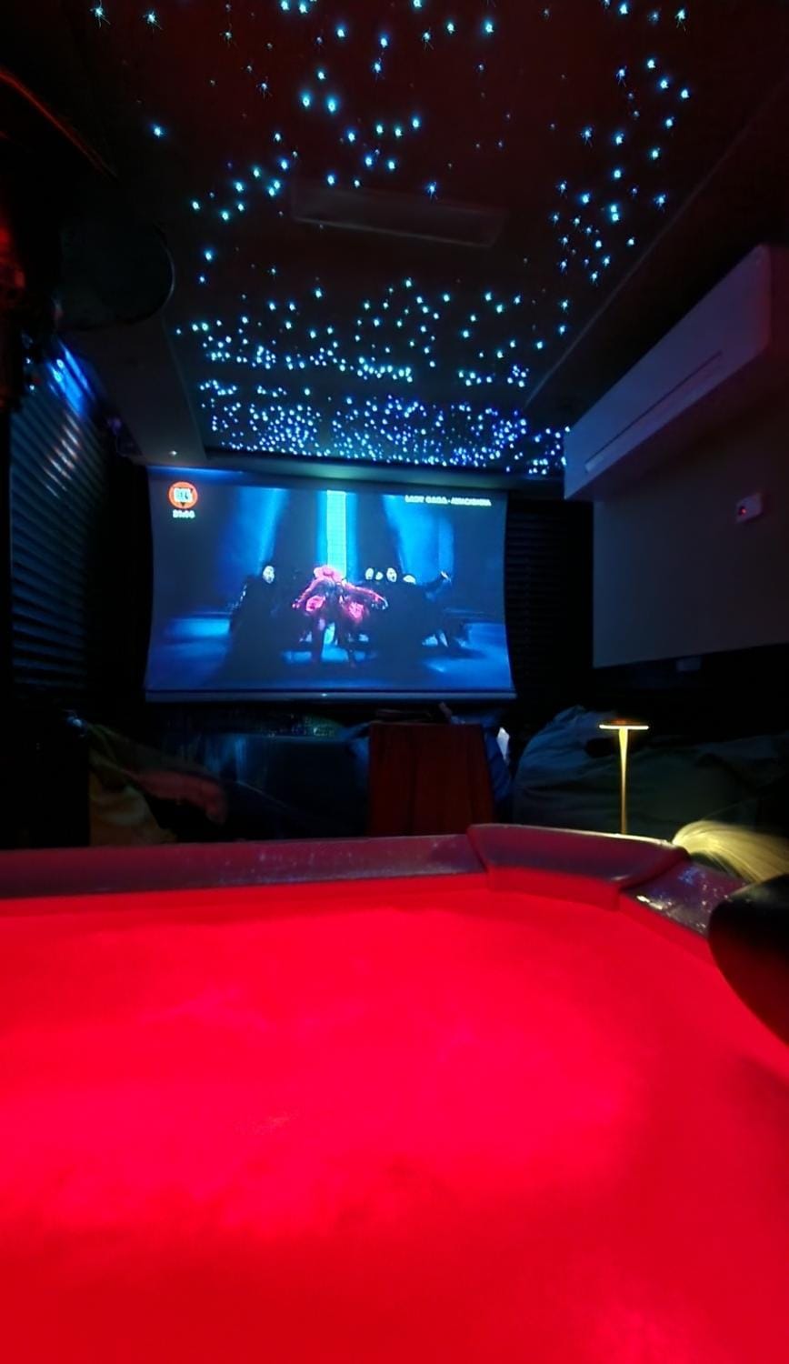 Communal lounge/ TV room, Hot Tub, Hot Tub, TV and multimedia, Spa and wellness centre/facilities, Spa and wellness centre/facilities, Evening entertainment