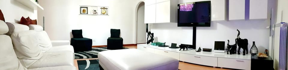 Communal lounge/ TV room, TV and multimedia, Living room, Seating area, Evening entertainment, air conditioner