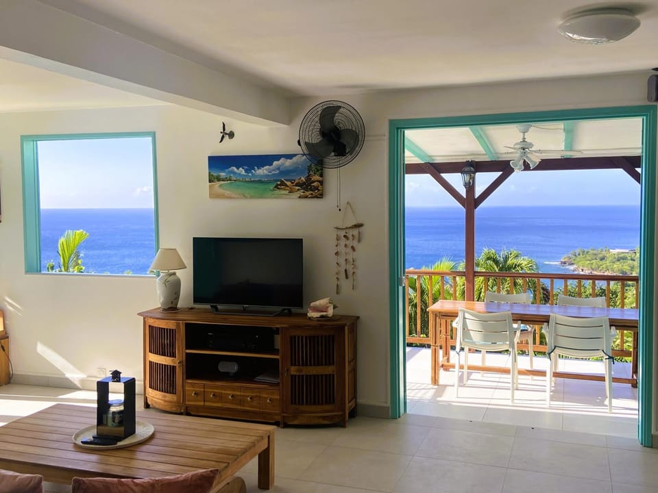 Communal lounge/ TV room, TV and multimedia, View (from property/room), Sea view