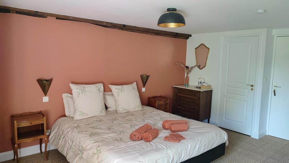 Bed, Bedroom, towels