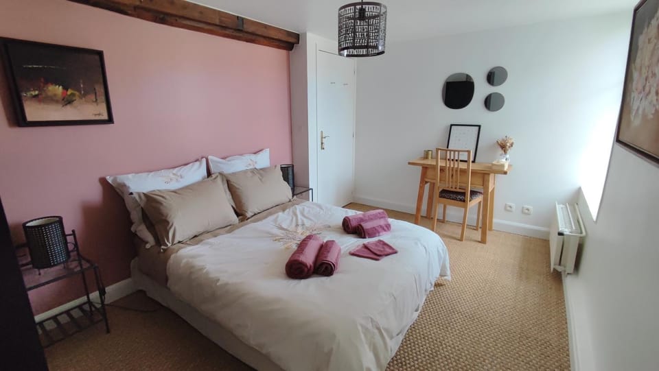 Bed, Photo of the whole room, Bedroom, towels