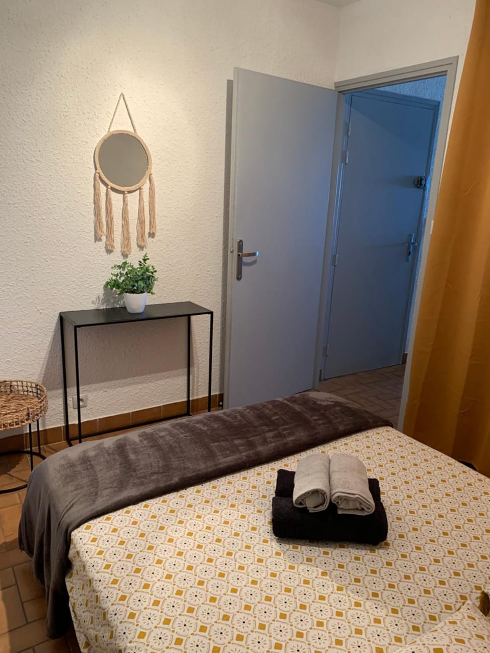 Bed, Bedroom, towels