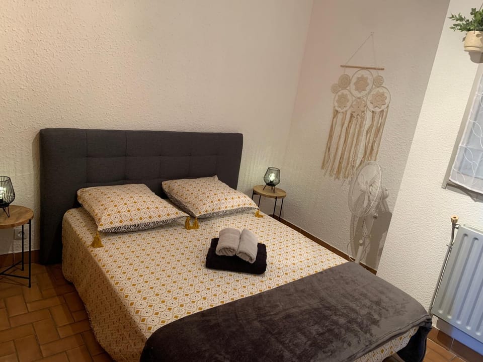 Bed, Bedroom, towels