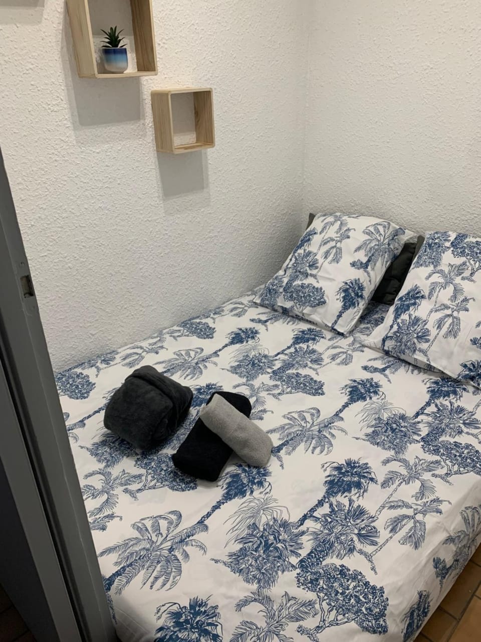 Bed, Bedroom, towels