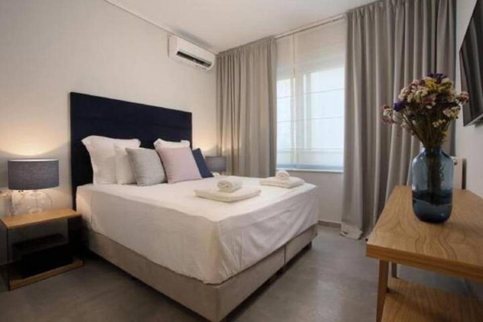 Bed, TV and multimedia, Bedroom