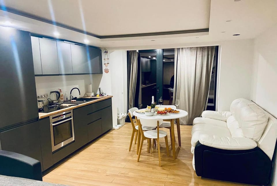 Living room, pet friendly, stove