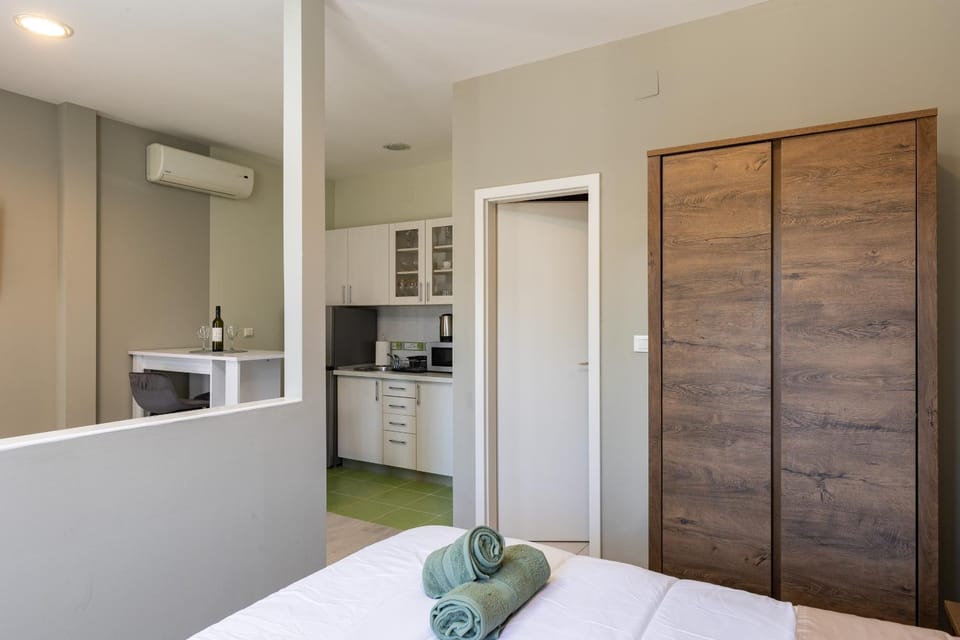 Kitchen or kitchenette, Bedroom
