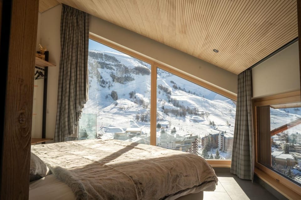 Bed, Natural landscape, Winter, Photo of the whole room, Bedroom, Mountain view