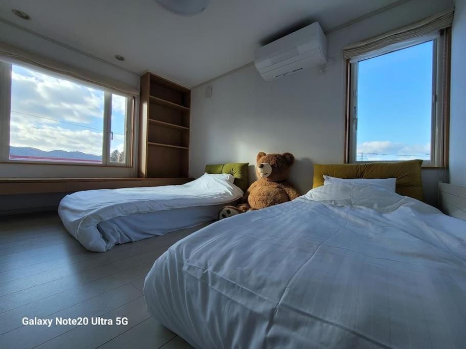 Photo of the whole room, Bedroom, air conditioner