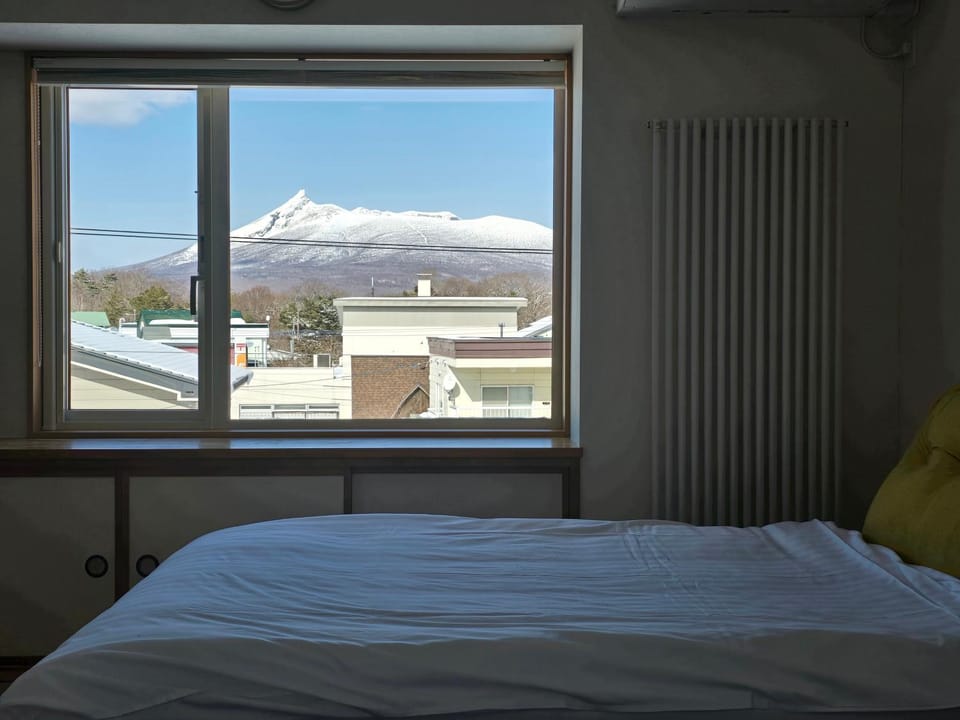 Bed, Natural landscape, Photo of the whole room, Bedroom, Mountain view