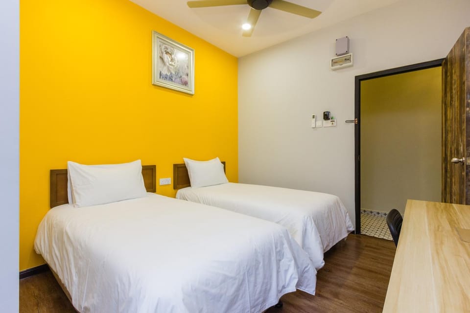 Shower, Toilet, Bed, TV and multimedia, Photo of the whole room, Bedroom, internet, internet, towels, towels, air conditioner