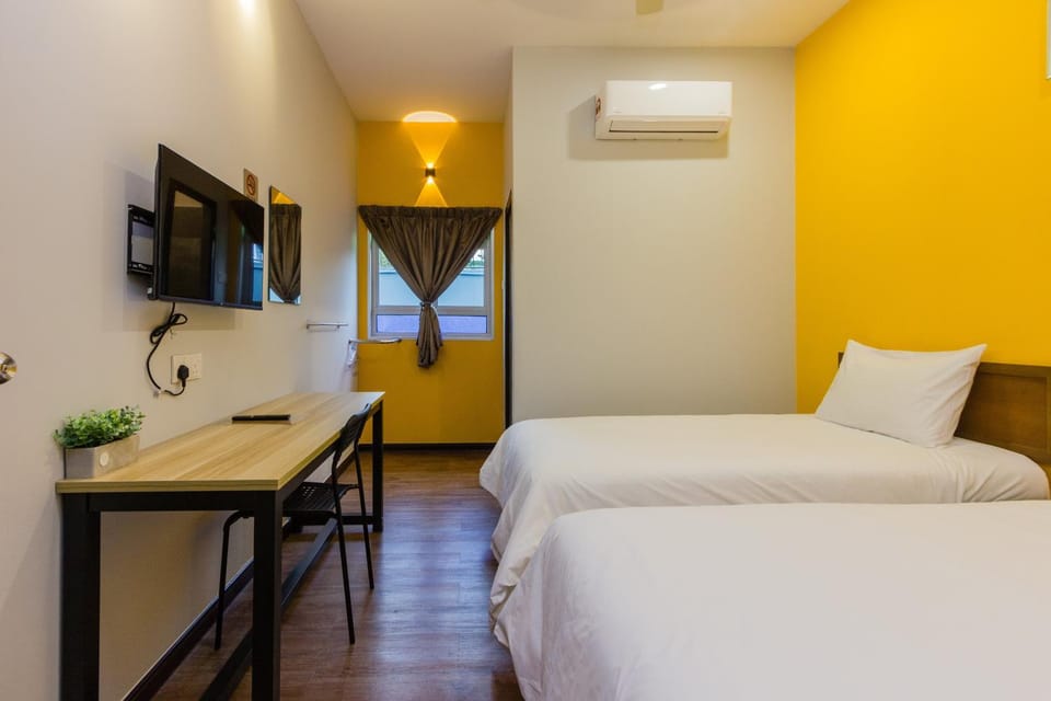 Shower, Toilet, Bed, Bathroom, TV and multimedia, Photo of the whole room, Seating area, Bedroom, internet, internet, towels, towels, air conditioner