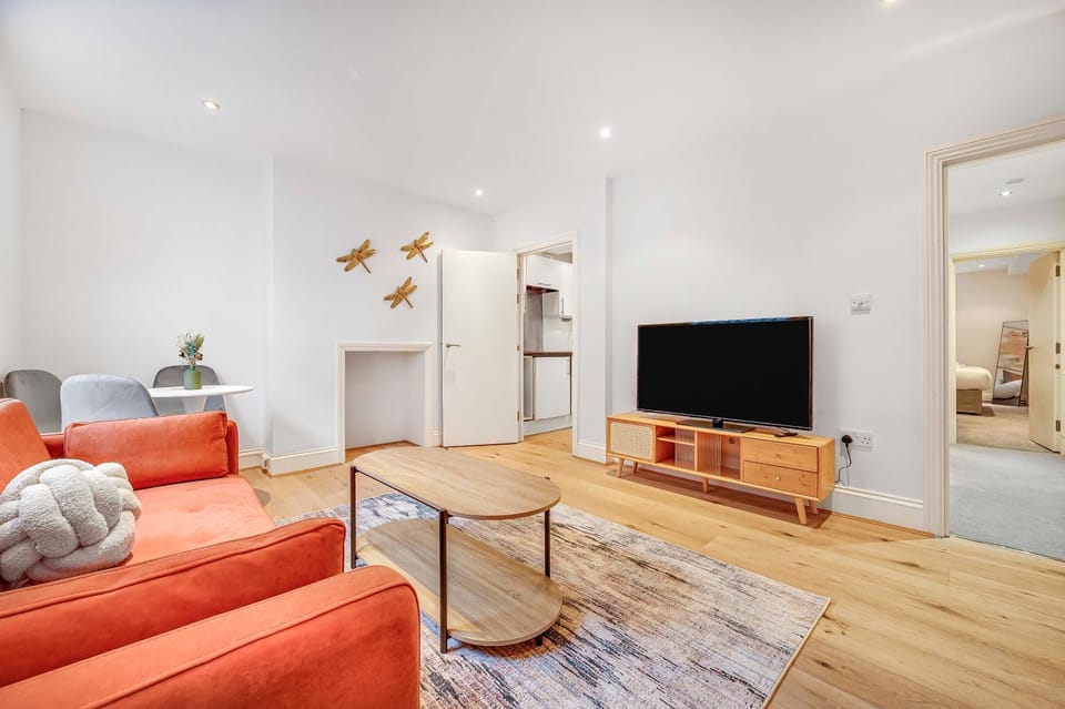 Communal lounge/ TV room, TV and multimedia, Living room, Seating area, Evening entertainment