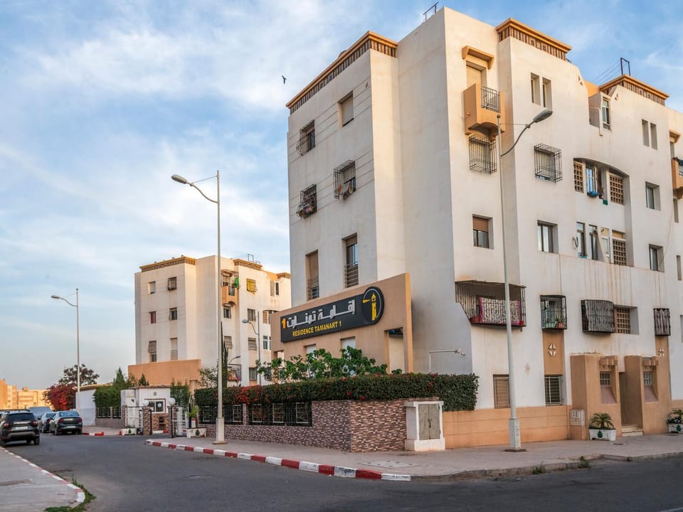 Property building, Day, Neighbourhood, Street view, Location, Parking