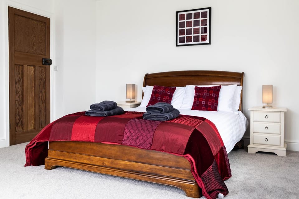 Bed, Bedroom, towels