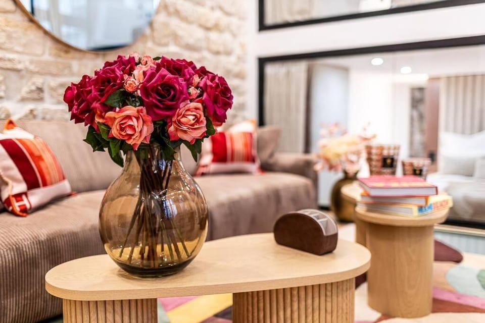 B Luxe Triplex, Cinema Near Place des Vosges AC Apartment in Paris