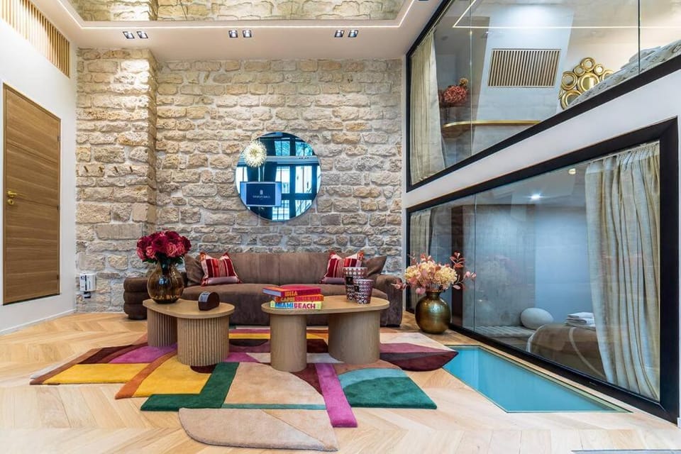 B Luxe Triplex, Cinema Near Place des Vosges AC Apartment in Paris