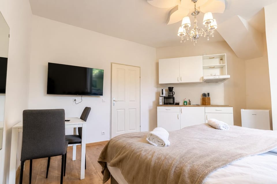 Bed, TV and multimedia, Kitchen or kitchenette, Dining area, Bedroom