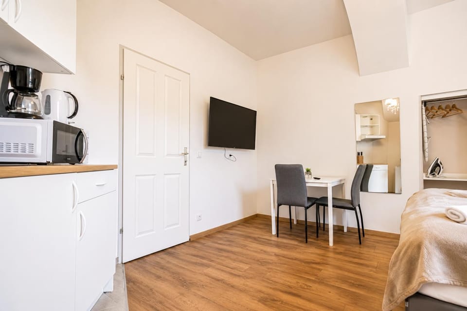 Bed, TV and multimedia, Kitchen or kitchenette, Dining area, Bedroom