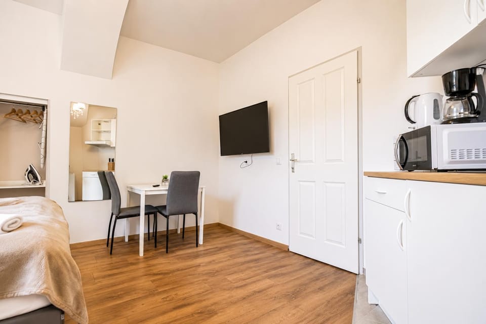 Property building, Bed, Seating area, Dining area, Bedroom