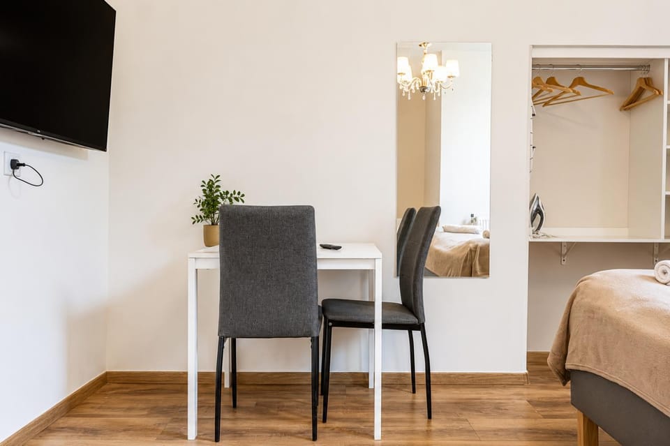 Bed, Dining area, Bedroom