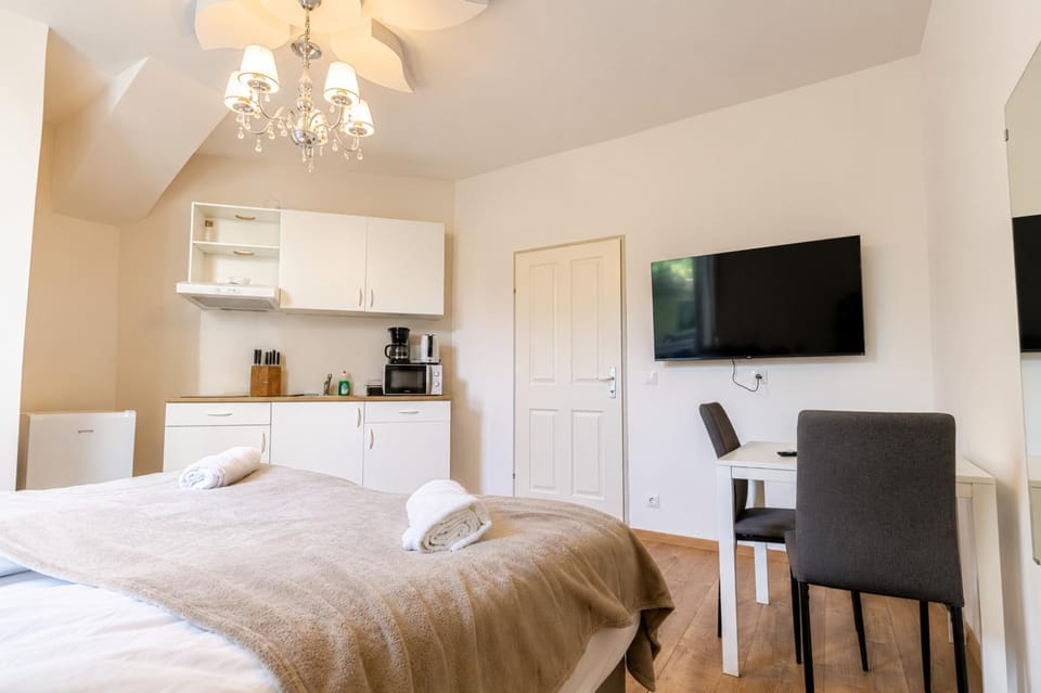 Bed, TV and multimedia, Kitchen or kitchenette, Dining area, Bedroom