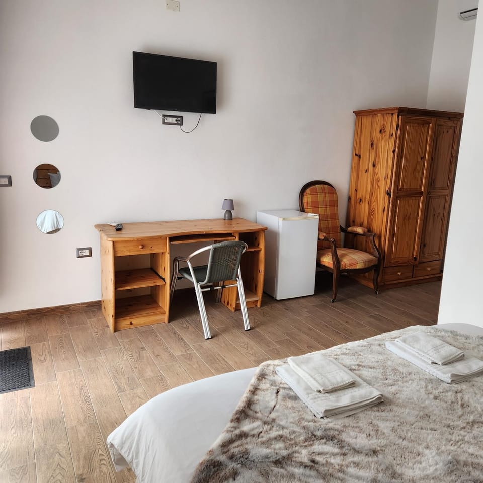 TV and multimedia, Photo of the whole room, Bedroom, wardrobe