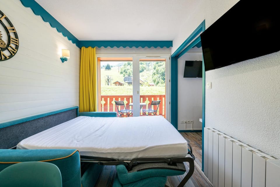 Property building, Living room, Bedroom