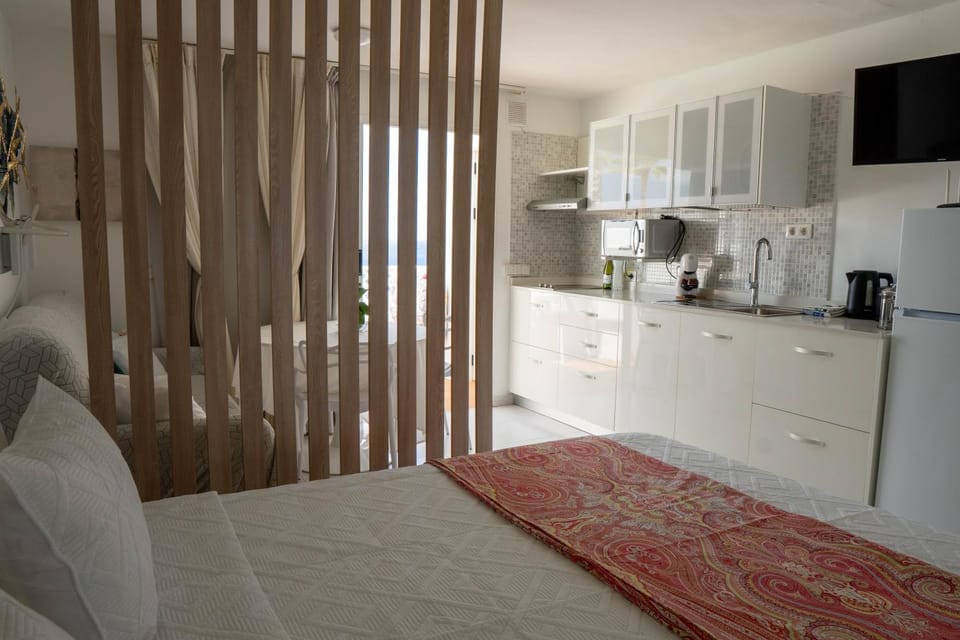 Bed, Bedroom, kitchen