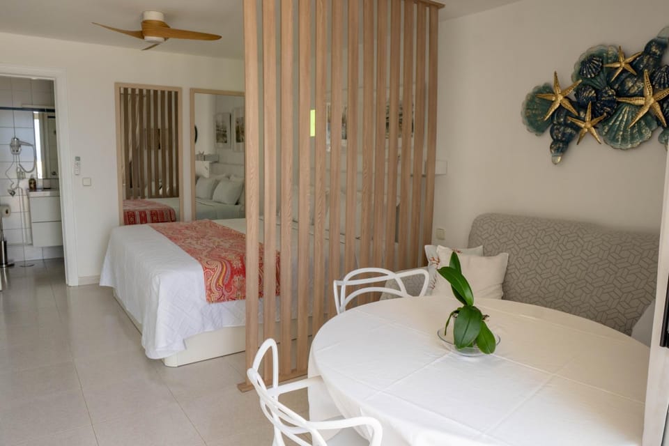 Bed, Living room, Bedroom