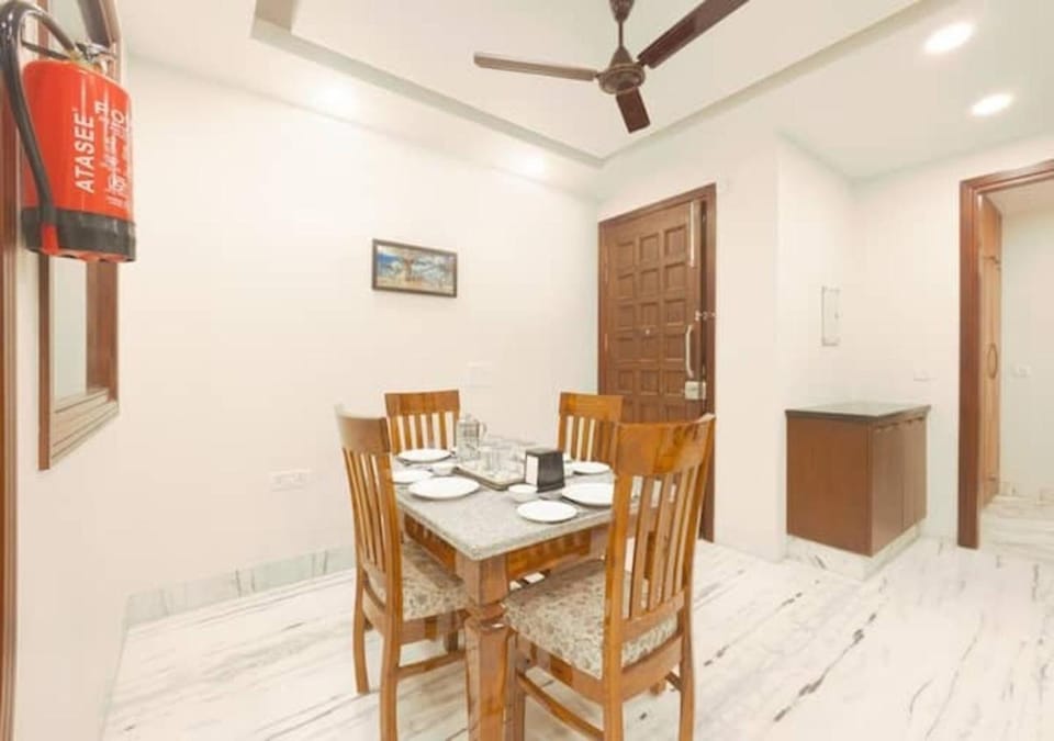 Dining area, fireplace