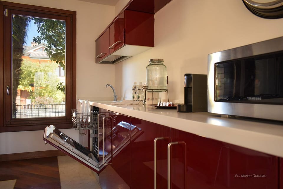 Coffee/tea facilities, Kitchen or kitchenette, dishwasher, minibar, pet friendly, stove