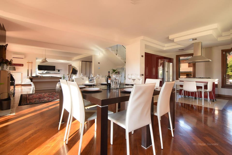 Kitchen or kitchenette, Living room, Dining area, minibar, pet friendly, air conditioner