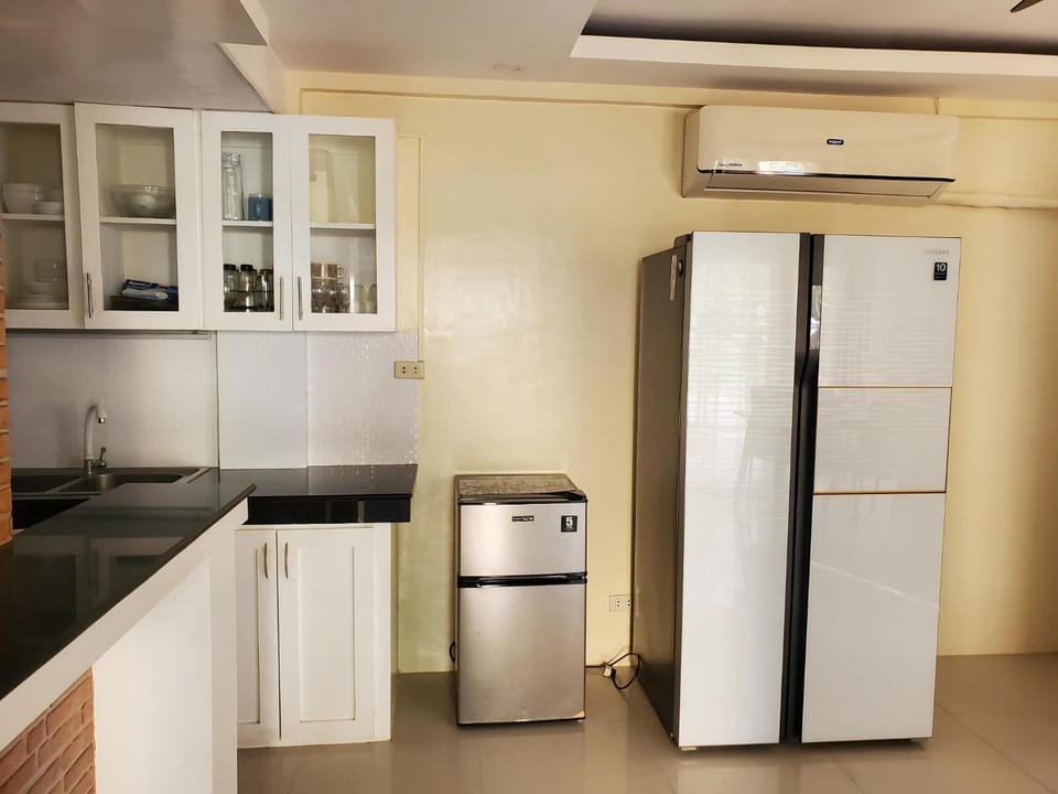 Kitchen or kitchenette, minibar