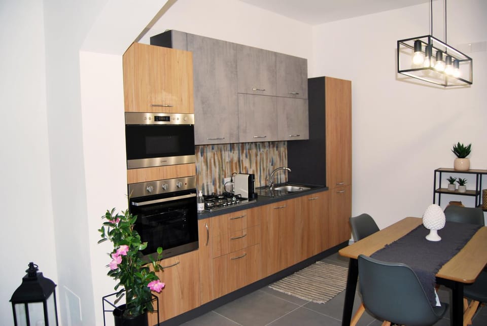 Coffee/tea facilities, Kitchen or kitchenette, Dining area, minibar, stove