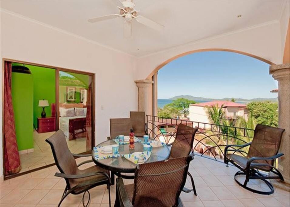 Beach Facing, large pool & guard in the town Apartment hotel in Tamarindo
