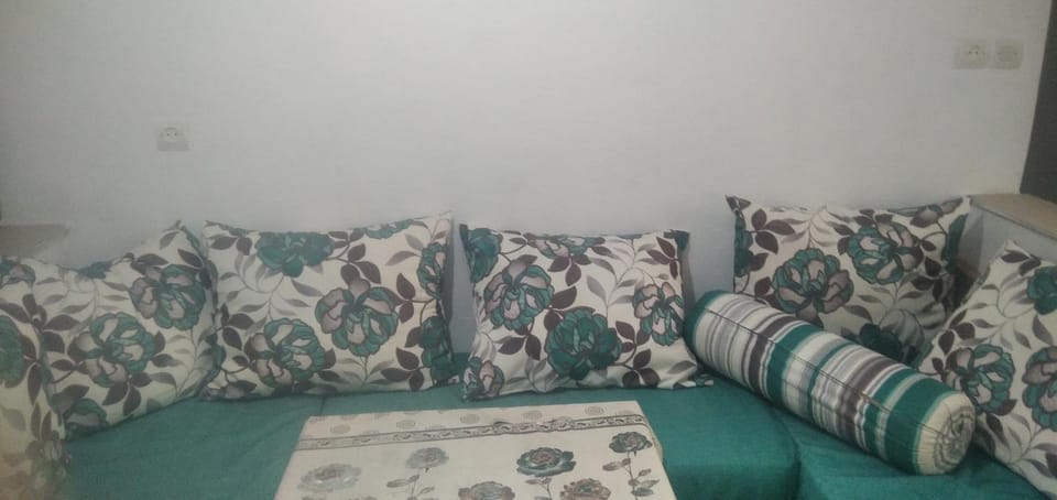 Bed, Living room, Photo of the whole room, Seating area, Bedroom