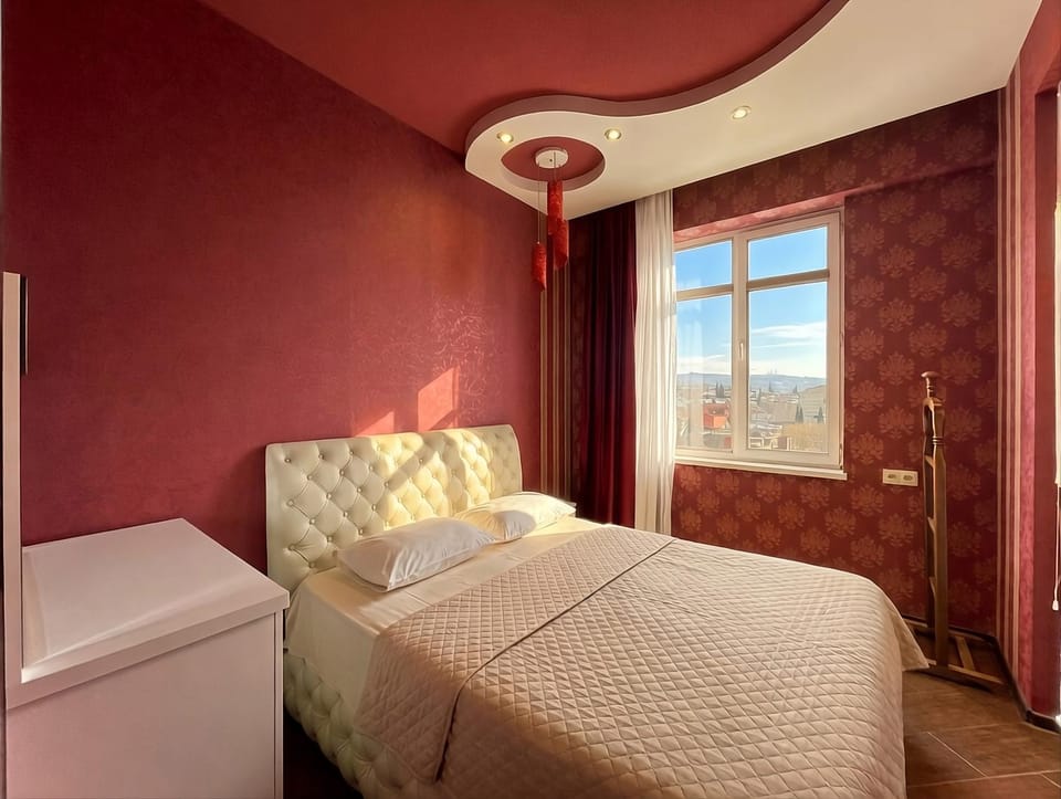 Bedroom, City view, Mountain view, Street view