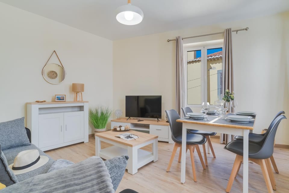Communal lounge/ TV room, Living room