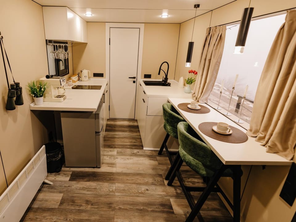 Bathroom, Kitchen or kitchenette, Dining area, minibar, stove