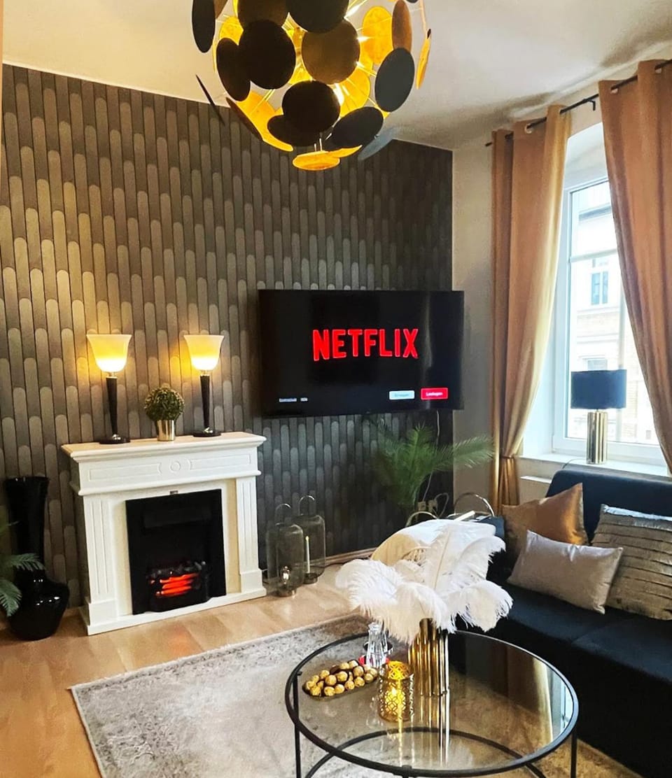 TV and multimedia, Living room, Seating area, flat iron