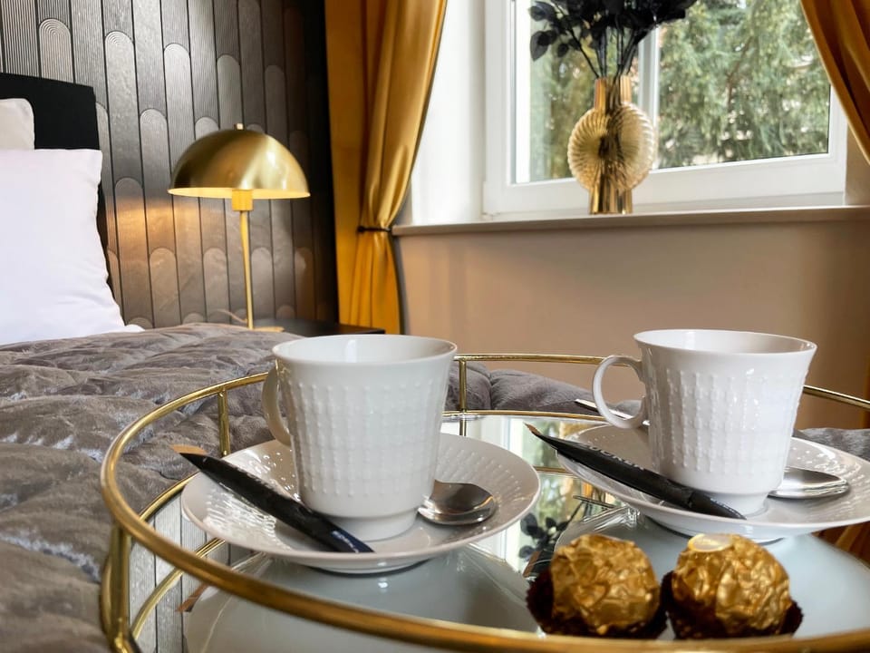 Bed, Coffee/tea facilities, Food and drinks, Photo of the whole room, Bedroom, Breakfast