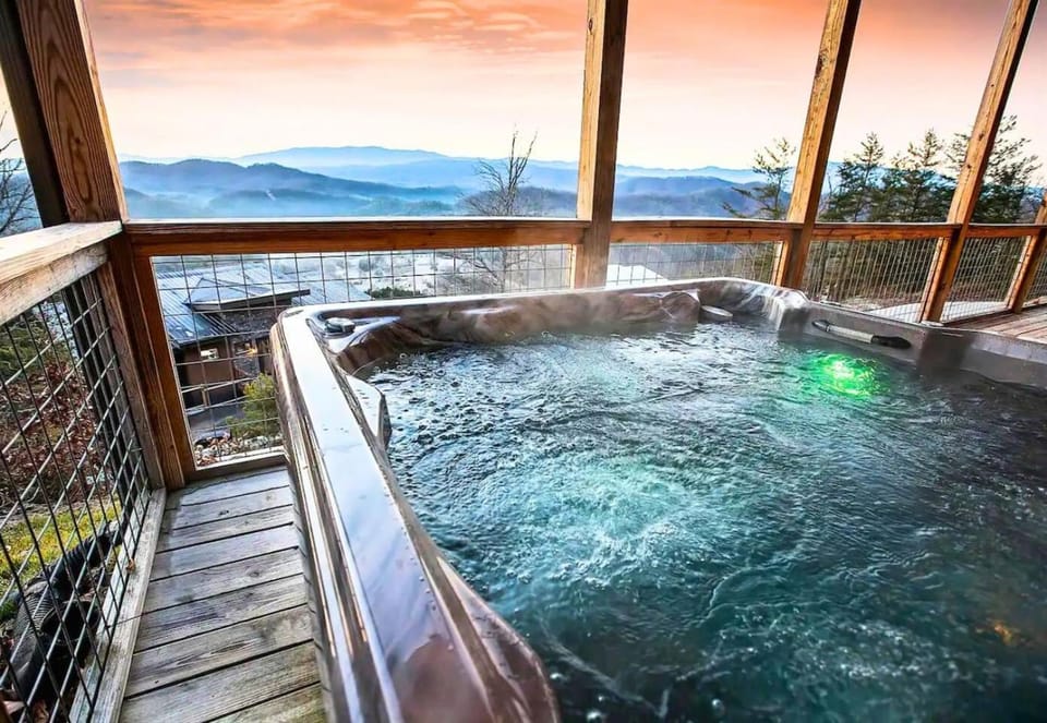 Mountain Views Heated Pool Hot Tub Luxurious House in Sevier County