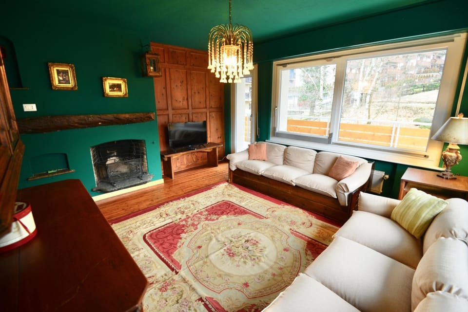 TV and multimedia, Living room, Seating area, Mountain view