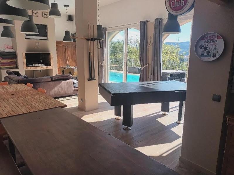 Communal lounge/ TV room, Billiard, Dining area, Pool view