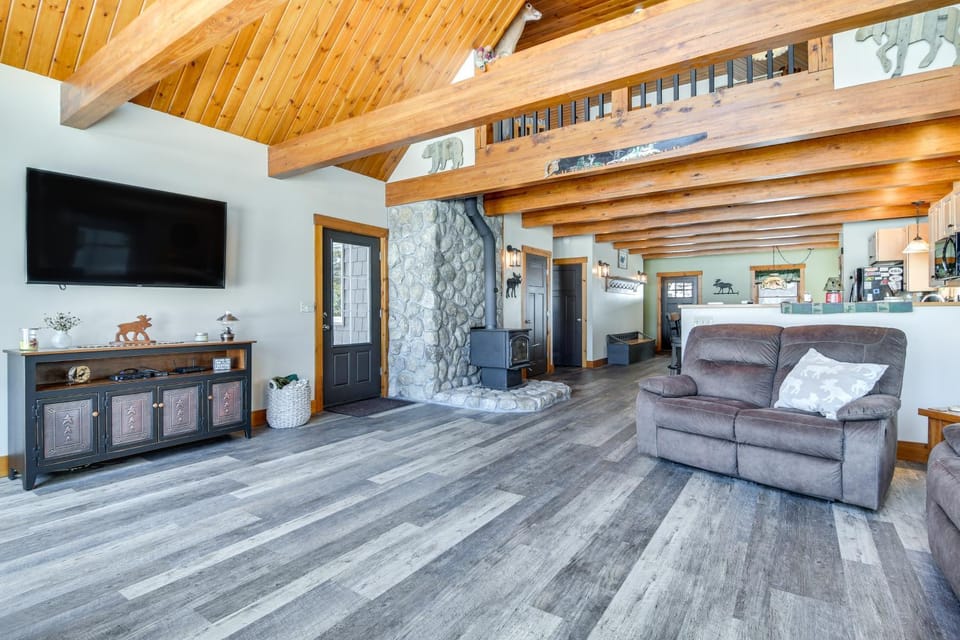 Lakefront New Hampshire Hideaway w/ Deck & Views House in New Hampshire