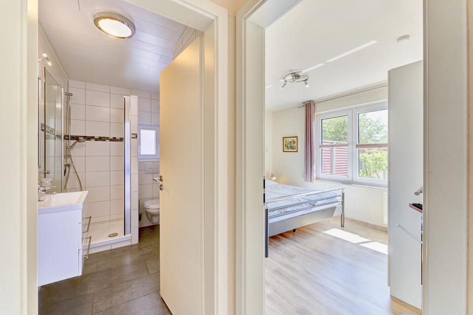 Shower, Toilet, Bed, Bathroom, Photo of the whole room, Bedroom, towels