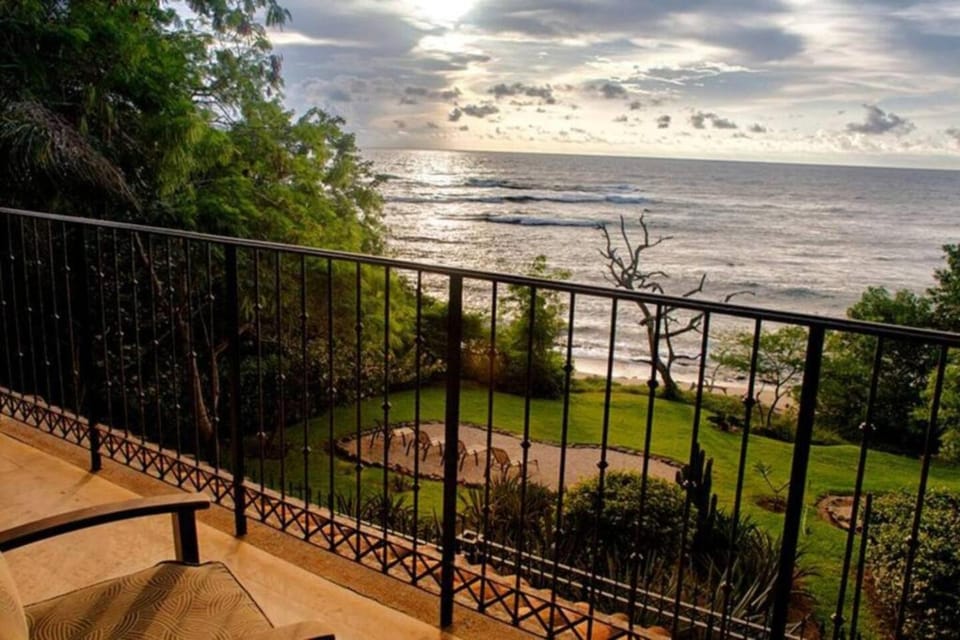Beachfront, Sunset, & Ocean Views with Elevator Apartment hotel in Playa Langosta